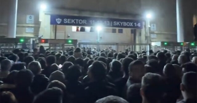 Möhtəşəm matçdan öncə yaranan problem: “Stadion hörmətsiz şəkildə azarkeşi əzdirir” – Video