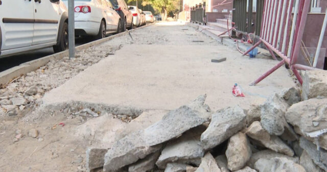 Tikinti şirkəti sakinlərin istifadə etdiyi səkini bərbad vəziyyətə saldı – VİDEO