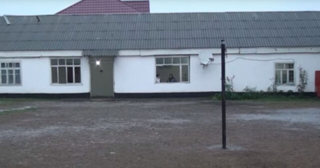 Biabırçı vəziyyətdə olan məktəbdən görüntülər: “Uşağın üstünə aşsa, kim cavab verəcək?” Biabırçı vəziyyətdə olan məktəbdən görüntülər: “Uşağın üstünə aşsa, kim cavab verəcək?”