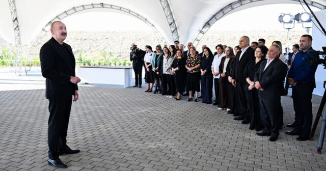 Prezident İlham Əliyev Zəngilanın Məmmədbəyli və Ağalı kəndlərinin sakinlərinə mənzillərin açarlarını təqdim edib – FOTO Prezident İlham Əliyev Zəngilanın Məmmədbəyli və Ağalı kəndlərinin sakinlərinə mənzillərin açarlarını təqdim edib – FOTO