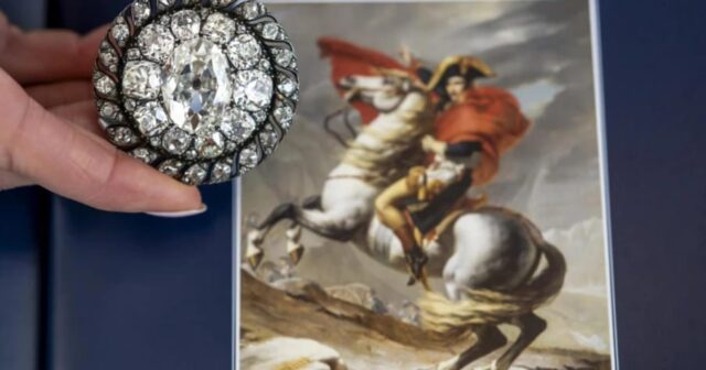 I Napoleona məxsus brilyant sancaq hərracda “dodaquçuqladan” qiymətə satıldı – FOTO I Napoleona məxsus brilyant sancaq hərracda “dodaquçuqladan” qiymətə satıldı – FOTO