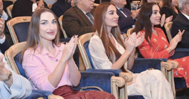 Əliyevalar “Gülçöhrə və Əsgər” tamaşasında: Leyla Əliyeva paylaşım etdi – FOTOLAR Əliyevalar “Gülçöhrə və Əsgər” tamaşasında: Leyla Əliyeva paylaşım etdi – FOTOLAR