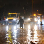 Çeşmədə təbii fəlakət: yollar çökdü, avtomobillər su altında qaldı