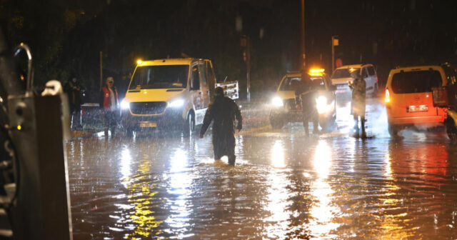 Çeşmədə təbii fəlakət: yollar çökdü, avtomobillər su altında qaldı