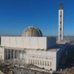 Xristianların kilsəsi çox hündürdür, yoxsa müsəlmanların məscidi? Xristianların kilsəsi çox hündürdür, yoxsa müsəlmanların məscidi?