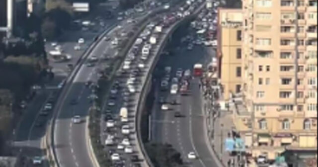 Yeni zolağa görə həftəsonu kilometrlərlə tıxac yarandı – VİDEO Yeni zolağa görə həftəsonu kilometrlərlə tıxac yarandı – VİDEO