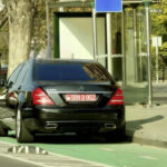 Bakının mərkəzində səfirlik maşını qaydaları pozdu – FOTO