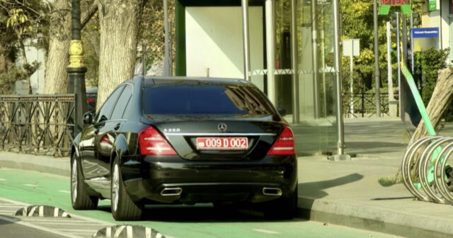 Bakının mərkəzində səfirlik maşını qaydaları pozdu – FOTO Bakının mərkəzində səfirlik maşını qaydaları pozdu – FOTO