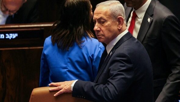 Tramp bu siyasətçiyə görə prezidentə müraciət etdi Tramp bu siyasətçiyə görə prezidentə müraciət etdi