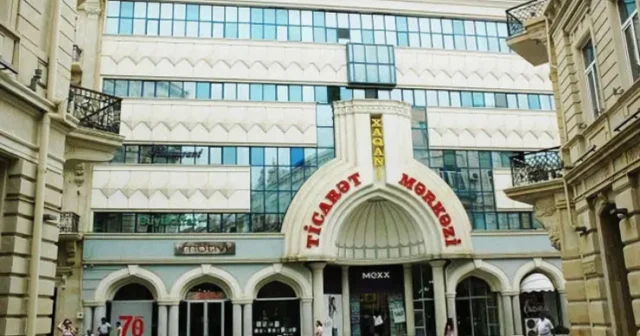 “Xaqani” ticarət mərkəzinin qarşısını tualetə çevirən şəxs cərimələndi