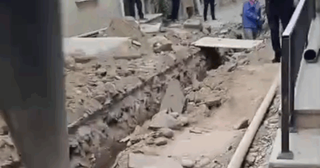 Yasamalda təhlükəli vəziyyət: qaz borusu çəkdilər, sonra səkiləri sökdülər – VİDEO Yasamalda təhlükəli vəziyyət: qaz borusu çəkdilər, sonra səkiləri sökdülər – VİDEO