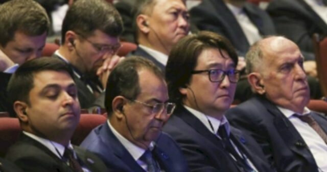 İcra başçısı iclasda yatdı – FOTO İcra başçısı iclasda yatdı – FOTO