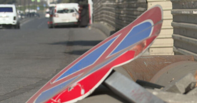 Zədələnmiş yol nişanına görə sürücülər çaşqın vəziyyətdə – VİDEO Zədələnmiş yol nişanına görə sürücülər çaşqın vəziyyətdə – VİDEO