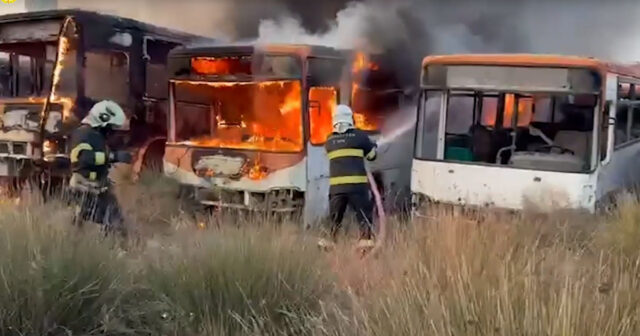 Məmmədli kəndində 4 yararsız avtobus yanıb – VİDEO Məmmədli kəndində 4 yararsız avtobus yanıb – VİDEO