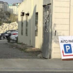 Şəhərin mərkəzində qanunsuz parklanma: “Buranı özbaşına açmışam” – VİDEO Şəhərin mərkəzində qanunsuz parklanma: “Buranı özbaşına açmışam” – VİDEO