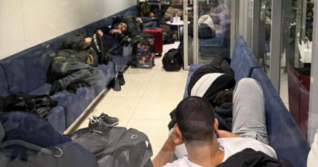 30-dan çox azərbaycanlı tələbə Moldova aeroportunda saxlanıldı – VİDEO 30-dan çox azərbaycanlı tələbə Moldova aeroportunda saxlanıldı – VİDEO