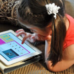 Tətildə dərs, yoxsa əyləncə… – Mavi ekranın inanılmaz fəsadları – Pediatrdan sos