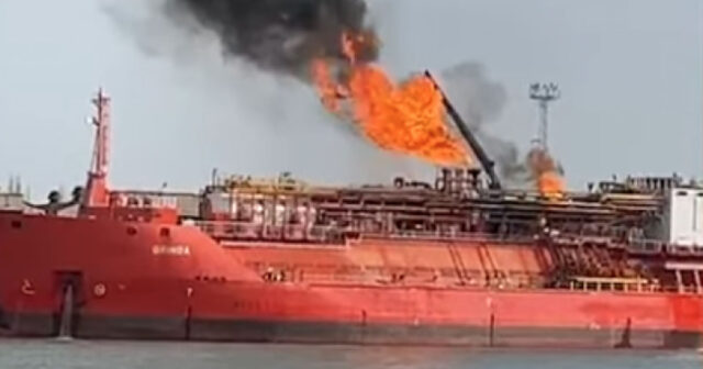 Türkiyəyə məxsus tanker dronla vurulub – VİDEO Türkiyəyə məxsus tanker dronla vurulub – VİDEO