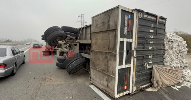 Bakı-Qazax yolu bu səfər qəza səbəbindən bağlandı – Yük maşını aşdı, pambıqlar yerə səpələndi – FOTOLAR Bakı-Qazax yolu bu səfər qəza səbəbindən bağlandı – Yük maşını aşdı, pambıqlar yerə səpələndi – FOTOLAR