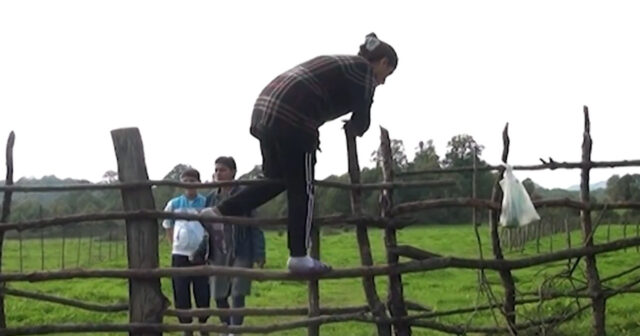 Sakinlər öz evlərinə hasarı aşaraq girməli olurlar – VİDEO