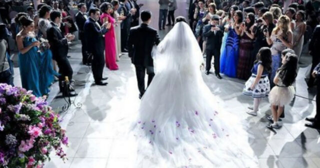 Toyda müğənni ona verilən pulu GÖTÜRMƏDİ: Elə hərəkət etdi ki… – VİDEO Toyda müğənni ona verilən pulu GÖTÜRMƏDİ: Elə hərəkət etdi ki… – VİDEO