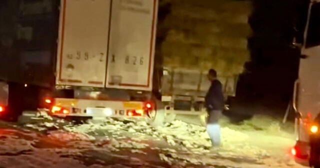 Pambıq yüklü traktor qəza törətdi – VİDEO Pambıq yüklü traktor qəza törətdi – VİDEO