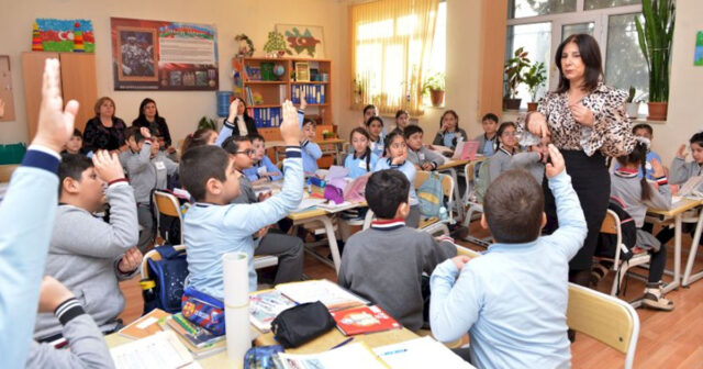 Axşam 6-ya qədər məktəbdə oturmaq müəllimə sərf edəcək? – “Bunu dəstəkləmək lazımdır” Axşam 6-ya qədər məktəbdə oturmaq müəllimə sərf edəcək? – “Bunu dəstəkləmək lazımdır”