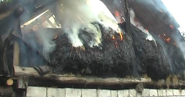 Şəkidə mal tövləsi YANDI