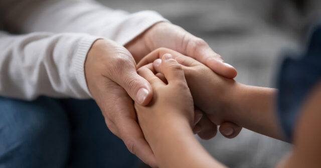 Maddi çətinlik uşaqları valideyn himayəsindən ayıra bilərmi? – Qanunlar deyir ki…