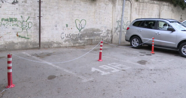 Bakıda binanın həyətində parklanma yeri yaradılıb – Sakinlər narazıdır – VİDEO Bakıda binanın həyətində parklanma yeri yaradılıb – Sakinlər narazıdır – VİDEO