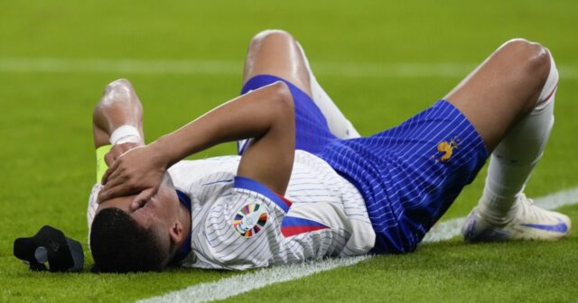 Mbappe penaltini vura bilmədi, azarkeşin ürəyi dayandı