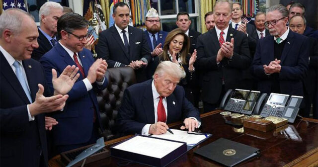 ABŞ tarixinin ən uzun şatdaunu başa çatdı – Tramp qanunu imzaladı ABŞ tarixinin ən uzun şatdaunu başa çatdı – Tramp qanunu imzaladı