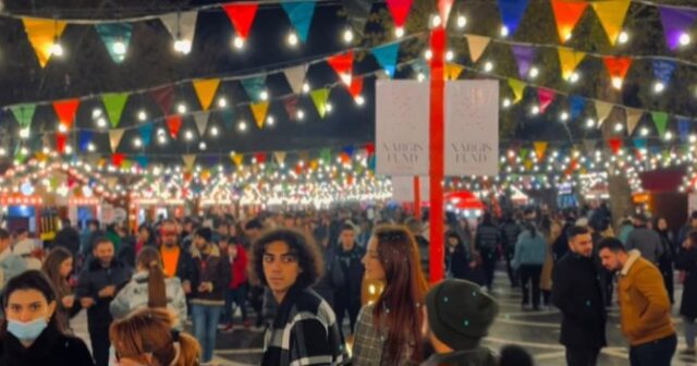 “Soyuq əllər, isti ürək” yarmarkasında yanğın oldu – VİDEO “Soyuq əllər, isti ürək” yarmarkasında yanğın oldu – VİDEO