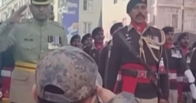 Pakistanlı hərbçilərin paradda azyaşlıya reaksiyası maraq doğurdu – VİDEO