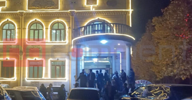 Şadlıq sarayında mübahisə faciəyə çevrildi – Tutulan var / FOTO Şadlıq sarayında mübahisə faciəyə çevrildi – Tutulan var / FOTO