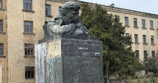 Cəfər Cabbarlının heykəli acınacaqlı durumda… – Niyə bərpa olunmur? – FOTO