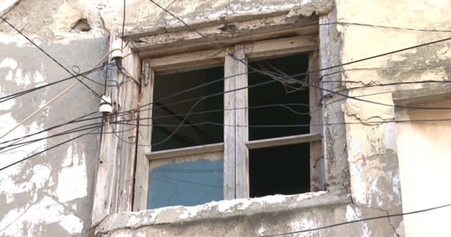 Bu bina hər an yana bilər – “Qorxu içində yaşayırıq” – VİDEO Bu bina hər an yana bilər – “Qorxu içində yaşayırıq” – VİDEO