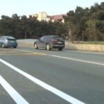 Yeni çəkilən avtobus zolağı yolda daha xaotik vəziyyət yaradıb – Sürücülər narazıdır – VİDEO