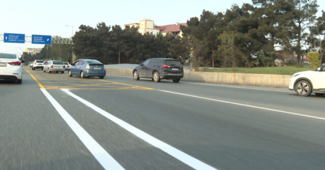 Yeni çəkilən avtobus zolağı yolda daha xaotik vəziyyət yaradıb – Sürücülər narazıdır – VİDEO