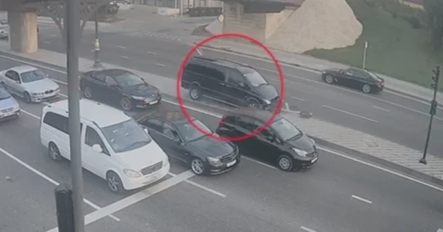 Bakıda sürücü diqqətsizliyi: avtomobil səkiyə çıxdı , dirəyə çırpıldı – ANBAAN VİDEO