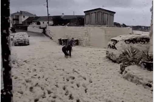 İnanılmaz görüntü: köpük ölkəni ağ örpəyə bürüdü – Təhlükəli anlar / VİDEO İnanılmaz görüntü: köpük ölkəni ağ örpəyə bürüdü – Təhlükəli anlar / VİDEO