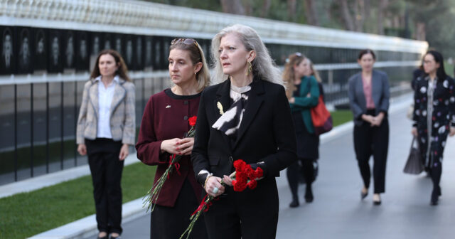 ABŞ Dövlət katibinin müavini Şəhidlər xiyabanında – FOTO