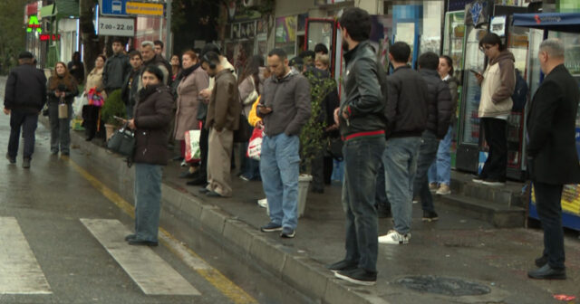 Avtobus dayanacaqlarında pavilyon quraşdırılmaması sərnişinlərə çətinlik yaradır – VİDEO Avtobus dayanacaqlarında pavilyon quraşdırılmaması sərnişinlərə çətinlik yaradır – VİDEO