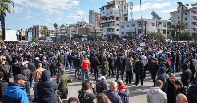 Suriyada etiraz aksiyasının 100-dən çox iştirakçısı saxlanılıb