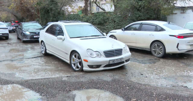 Nəsimi rayonunda yolun asfalt örtüyü dağılıb, çuxurlar əmələ gəlib – VİDEO Nəsimi rayonunda yolun asfalt örtüyü dağılıb, çuxurlar əmələ gəlib – VİDEO