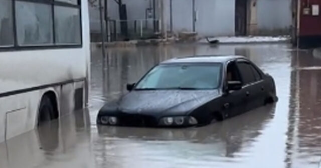 Bakıda yenə eyni mənzərə: yol gölməçəyə döndü – VİDEO Bakıda yenə eyni mənzərə: yol gölməçəyə döndü – VİDEO