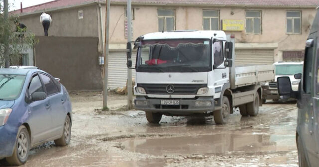 Keçilməz vəziyyətdə olan Hökməli-Qobu yolu – VİDEO