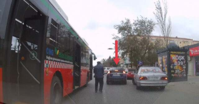 Sumqayıtda avtobus sərnişinləri yolun ortasında düşürməli olur – SƏBƏB Sumqayıtda avtobus sərnişinləri yolun ortasında düşürməli olur – SƏBƏB