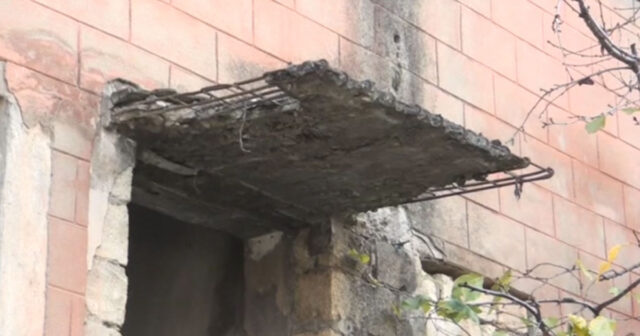 Şamaxıda qəzalı vəziyyətdə olan bina sakinlər üçün təhlükə yaradır – VİDEO