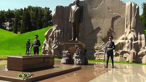 Dövlət və hökumət rəsmiləri Fəxri xiyabanı ziyarət etdi